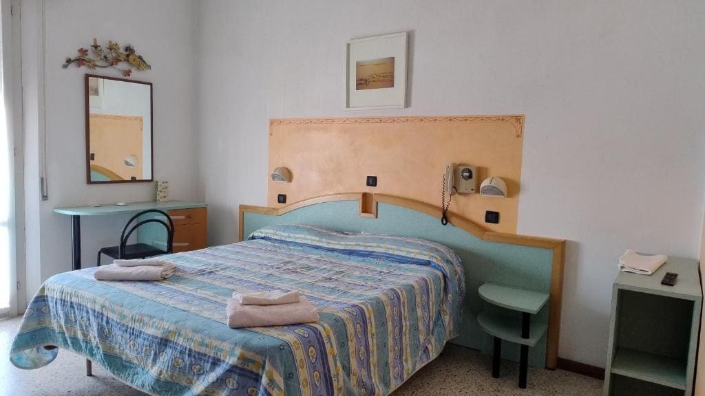 Double Room with Private External Bathroom room - Image 2