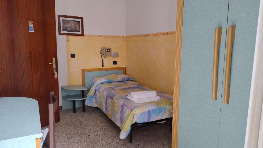 Single Room with Private External Bathroom room - Image 2