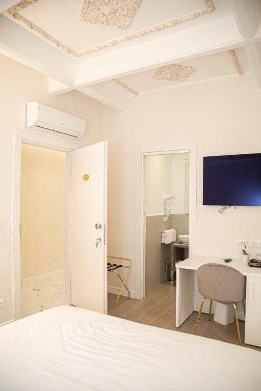 Double Room with Private Bathroom room - Image 2