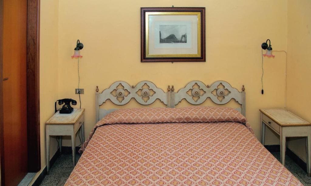 Large Double or Twin Room room - Image 3