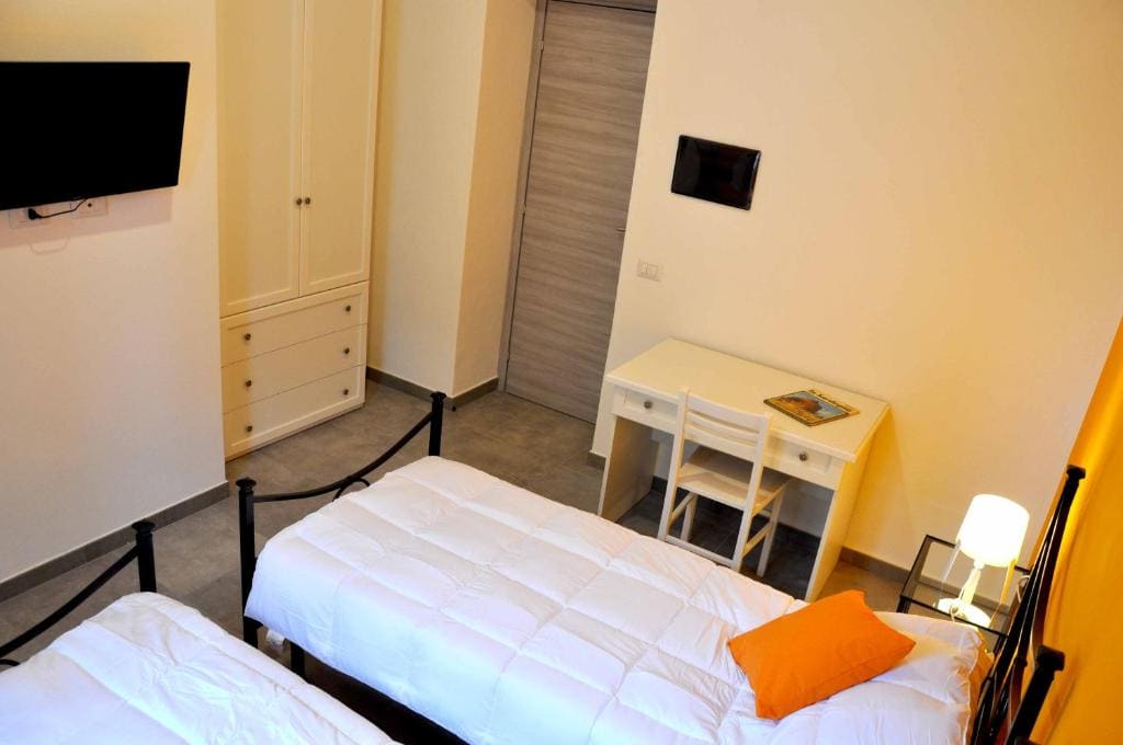 Twin Room with Private Bathroom room - Image 3
