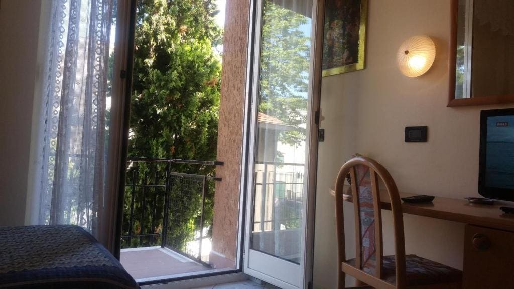 Single Room with Balcony room - Image 3