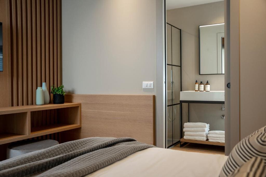 Deluxe Quadruple Room room - Image 2