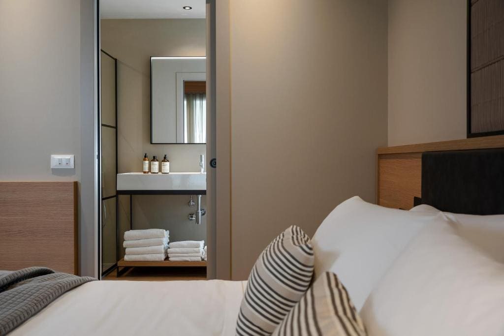 Deluxe Quadruple Room room - Image 1