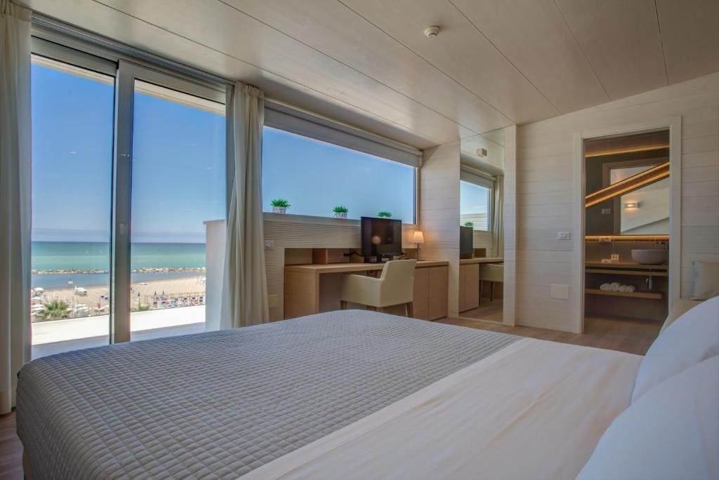 Deluxe Triple Room with Sea View room - Image 2