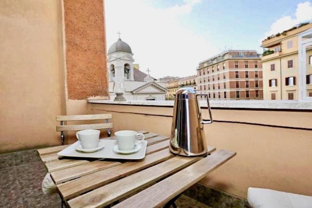 Double Room with Balcony room - Image 3