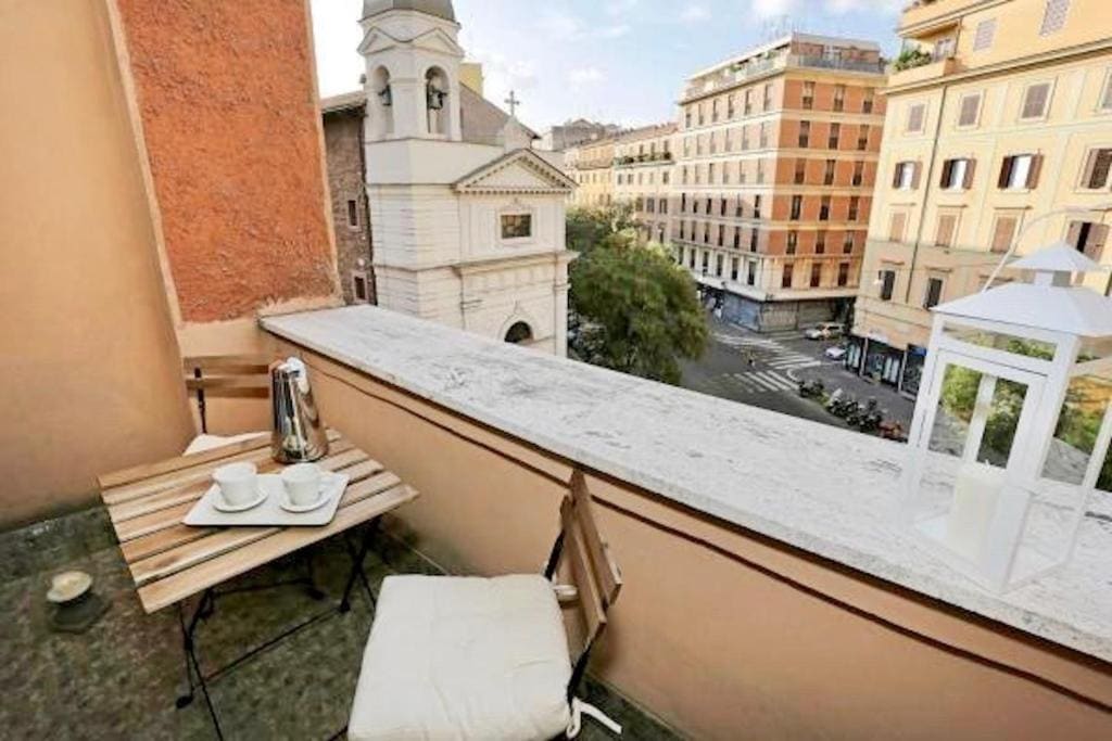 Double Room with Balcony room - Image 2