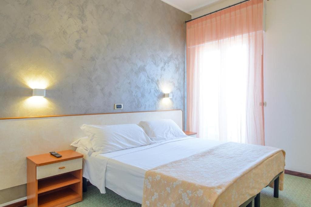Double Room with Sea View room - Image 2