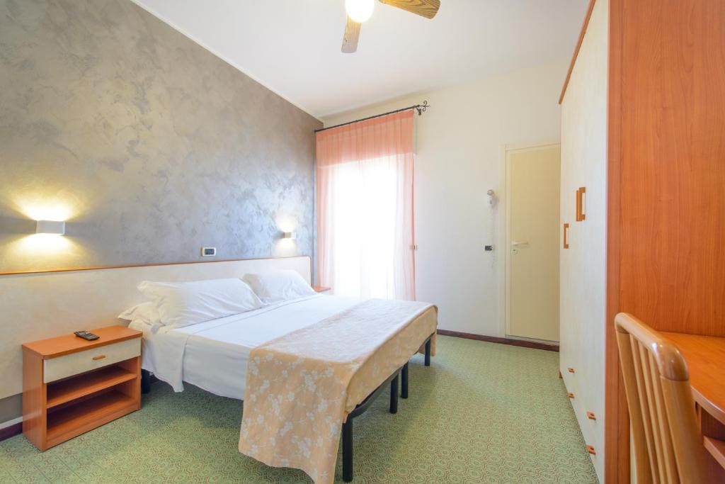 Double Room with Sea View room - Image 3