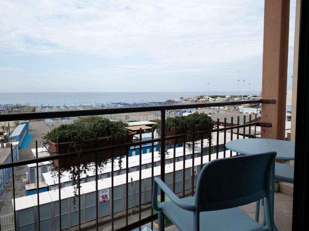 Double Room with Balcony and Sea View room - Image 3