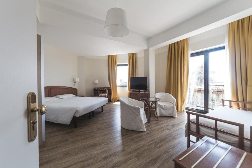 Double Room with Railway View room - Image 3