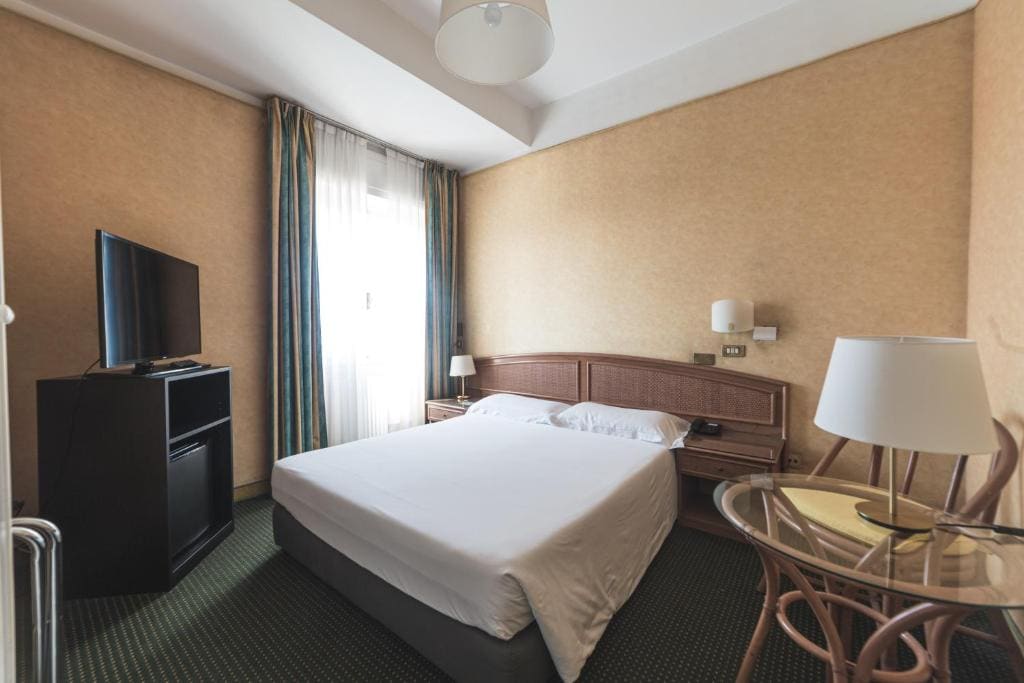 Double Room with Railway View room - Image 1