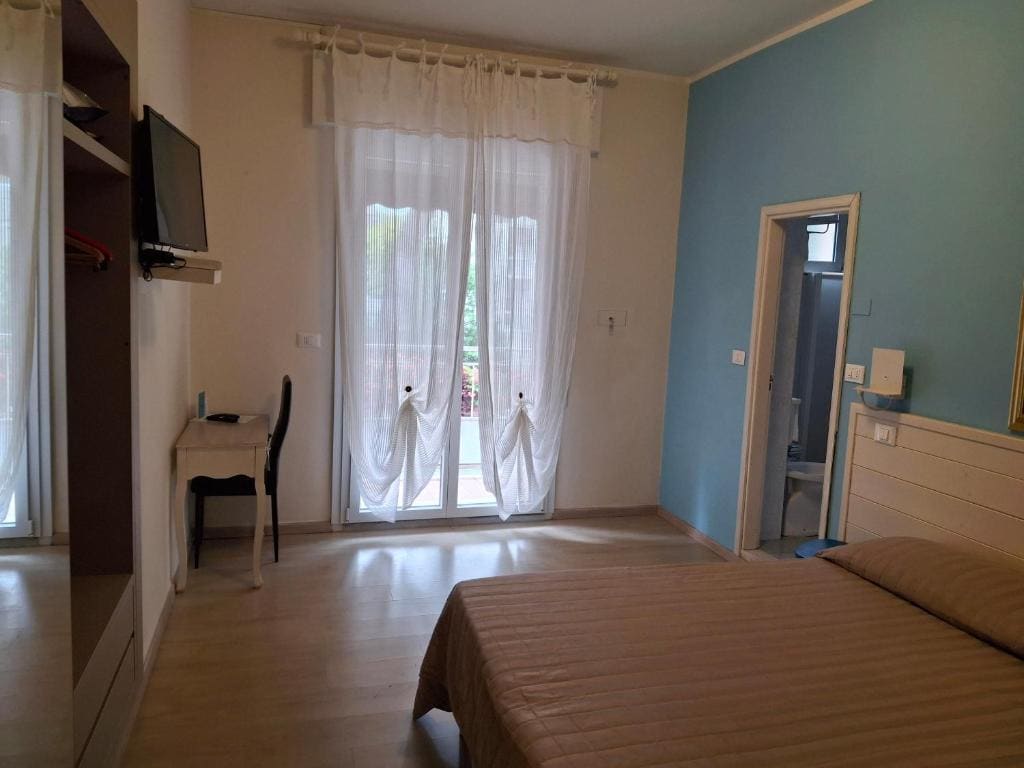 Double Room with Balcony room - Image 2