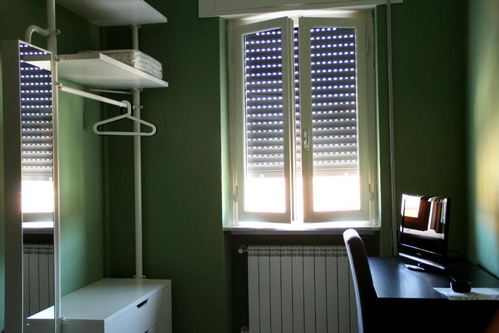 Single Room with Private External Bathroom room - Image 3