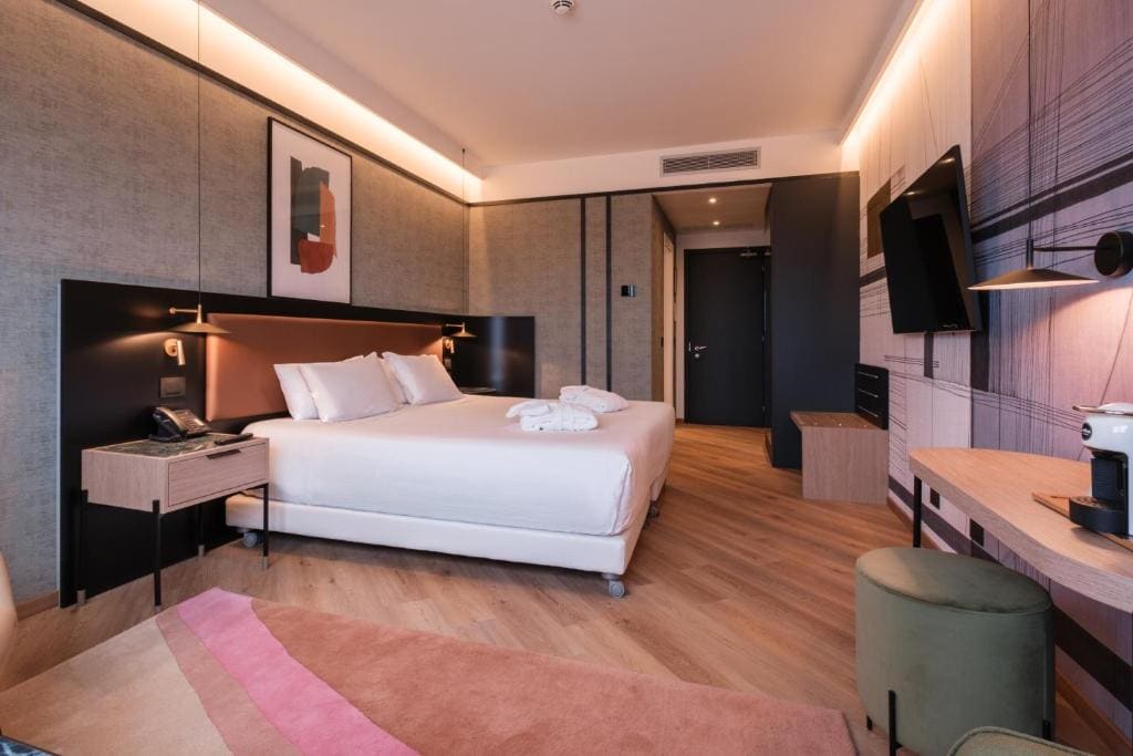 Deluxe Double or Twin Room with City View room - Image 3