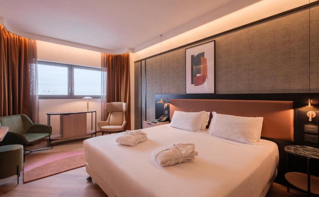 Deluxe Double or Twin Room with City View room - Image 1