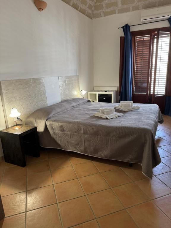 Double Room with Balcony room - Image 2
