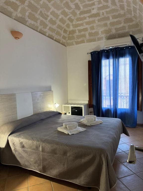 Double Room with Balcony room - Image 3
