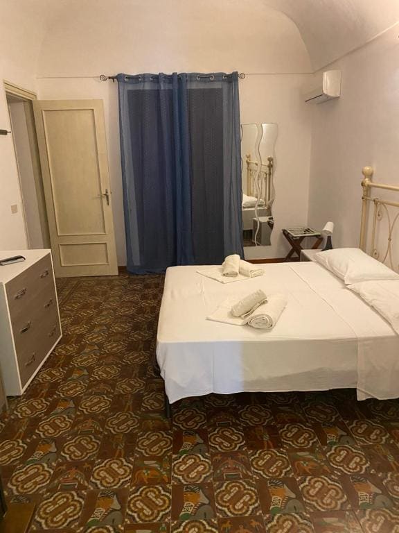 Double Room with Private External Bathroom room - Image 2