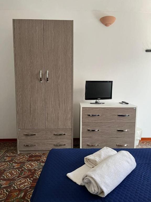 Double Room with Private External Bathroom room - Image 3