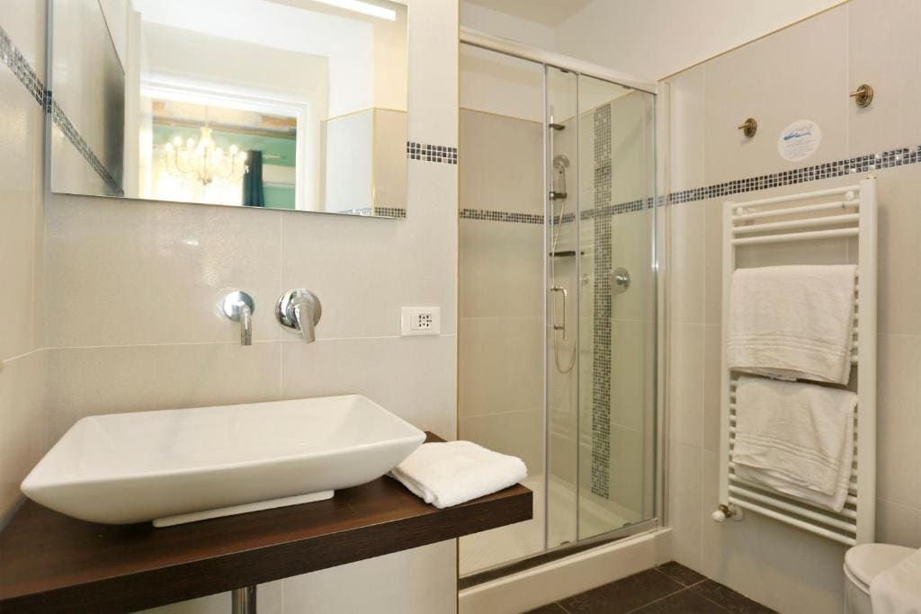 Five-Bedroom House room - Image 3