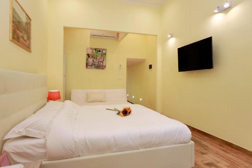 Five-Bedroom House room - Image 2