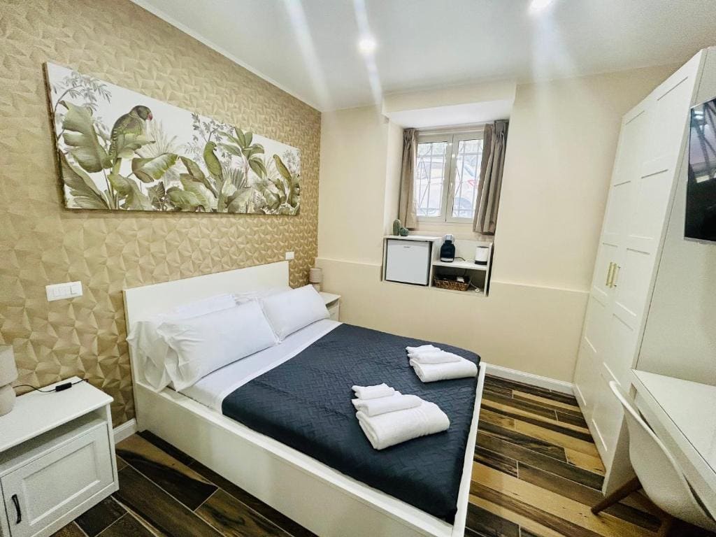 Small Double Room room - Image 3