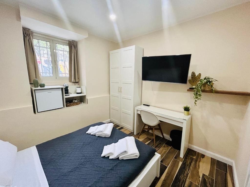 Small Double Room room - Image 1