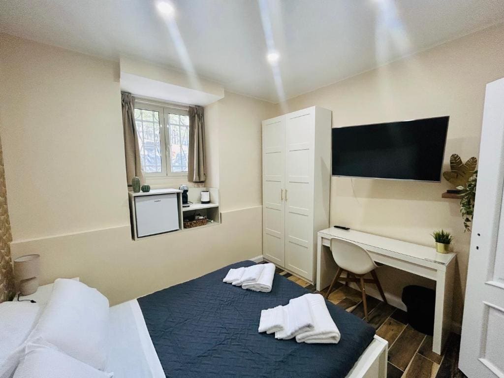 Small Double Room room - Image 2