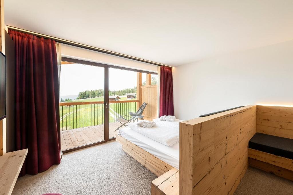 Deluxe Double Room with Balcony room - Image 2