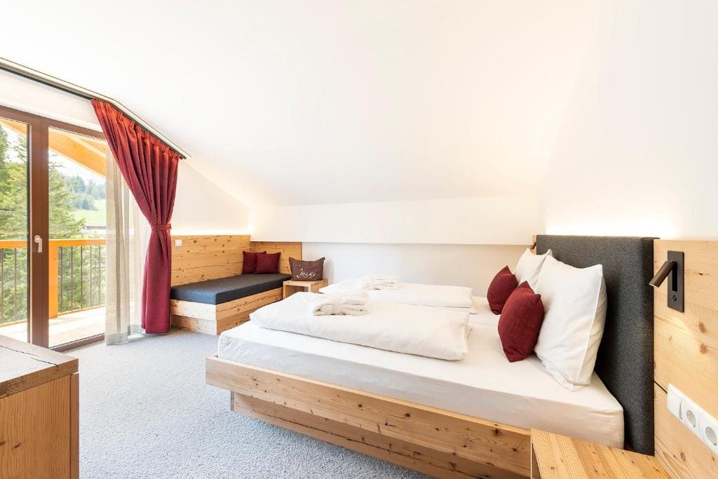 Double Room with Balcony room - Image 2