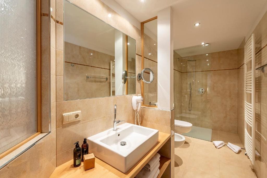 Junior Suite with Balcony room - Image 3