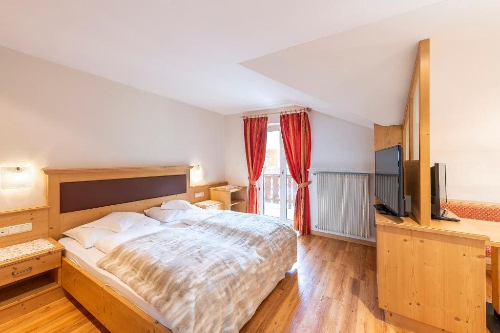 Junior Suite with Balcony room - Image 2