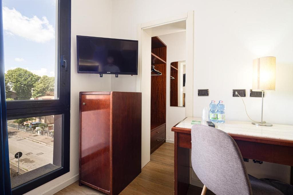 Deluxe King Room room - Image 1