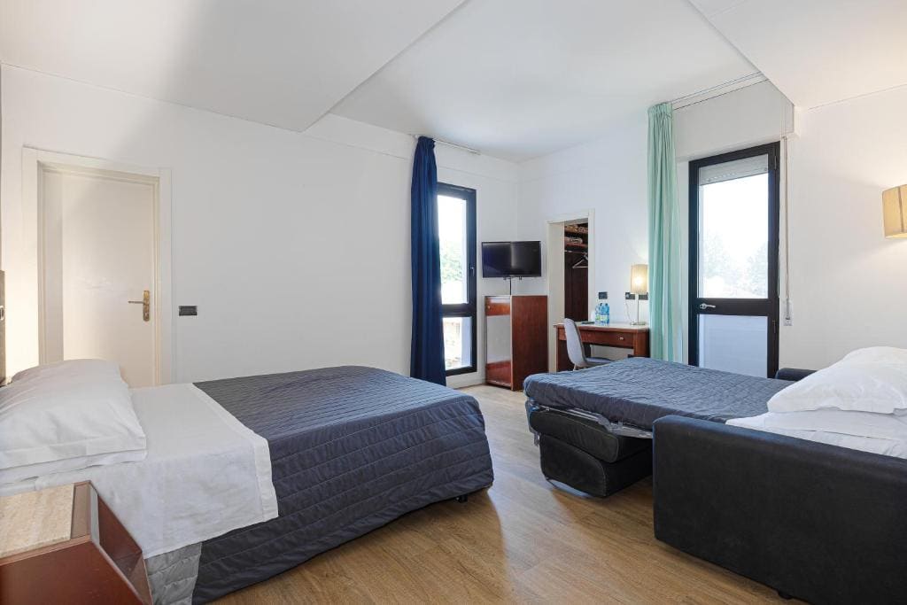 Deluxe King Room room - Image 2