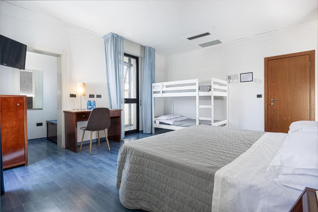 Deluxe Quadruple Room room - Image 2