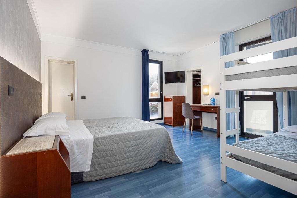 Deluxe Quadruple Room room - Image 1