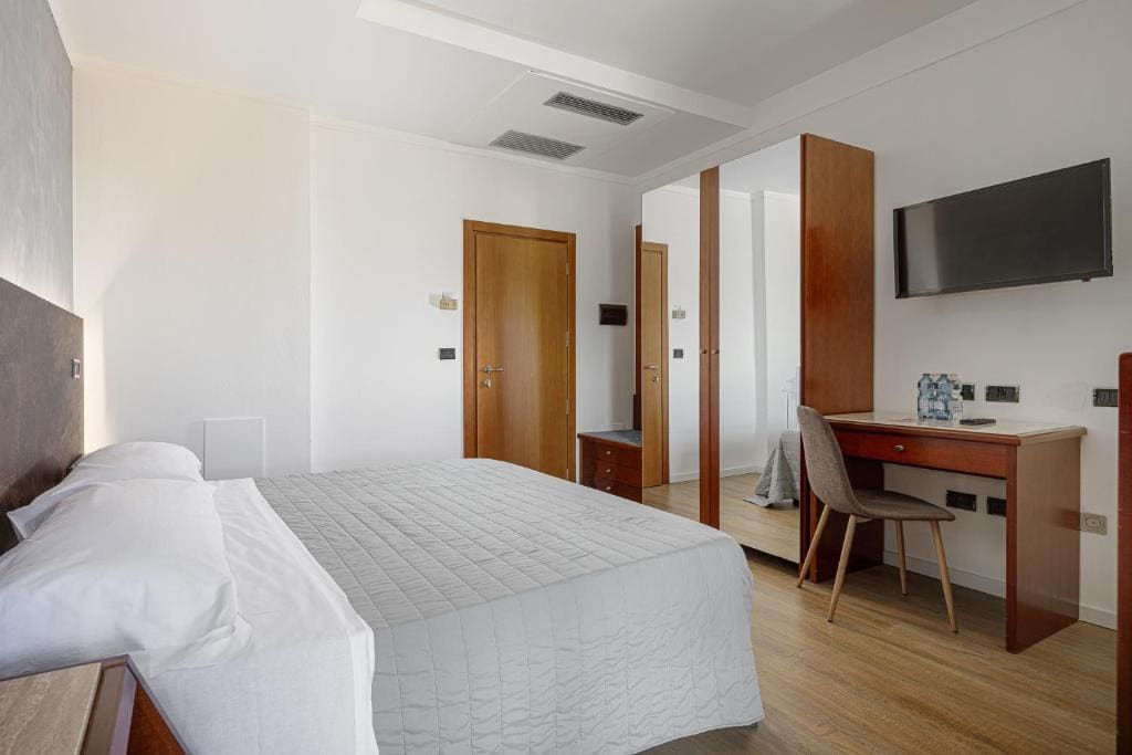 Double Room with Balcony room - Image 2