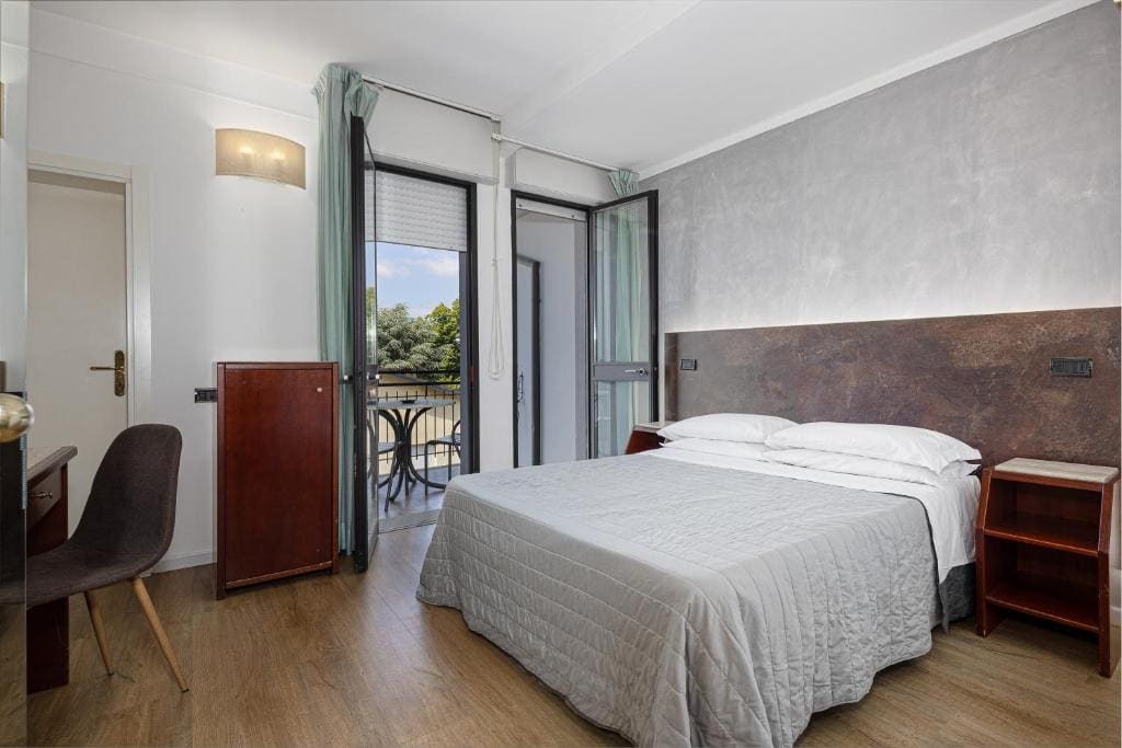 Double Room with Balcony room - Image 3