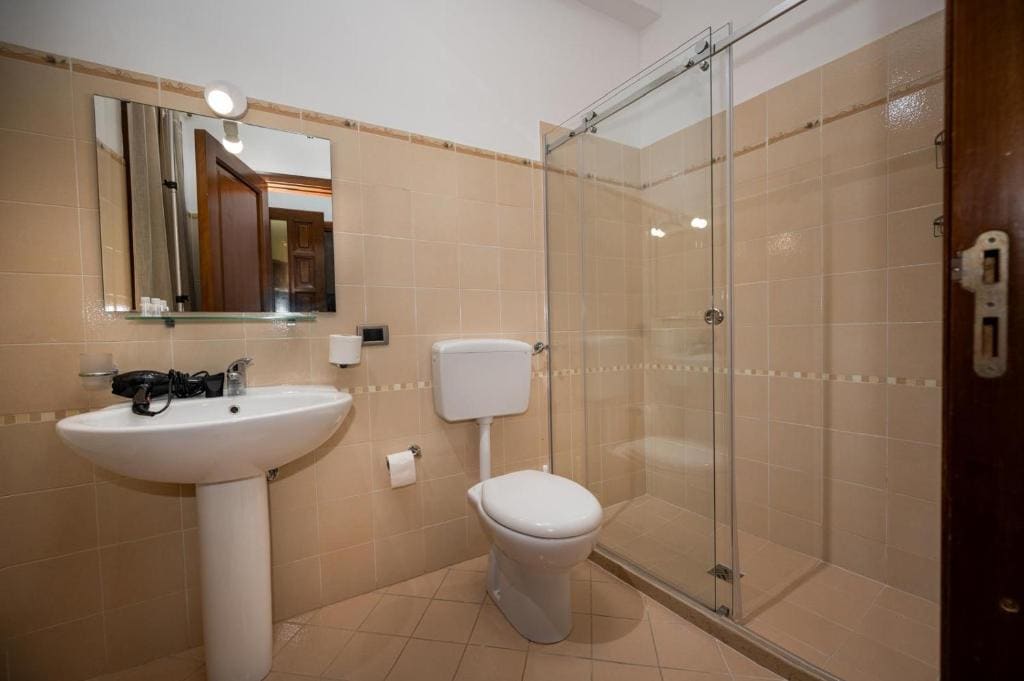 Double Room with Private Bathroom room - Image 3