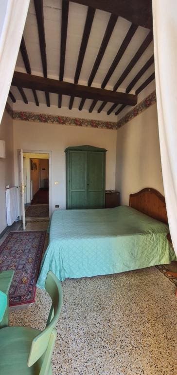 Double Room with Shared Shower room - Image 3
