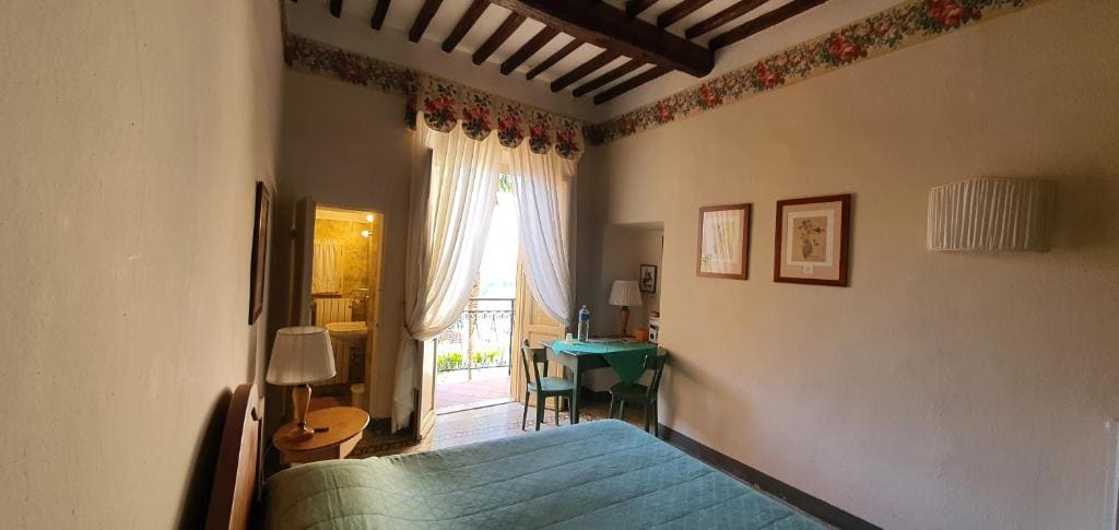 Double Room with Shared Shower room - Image 2