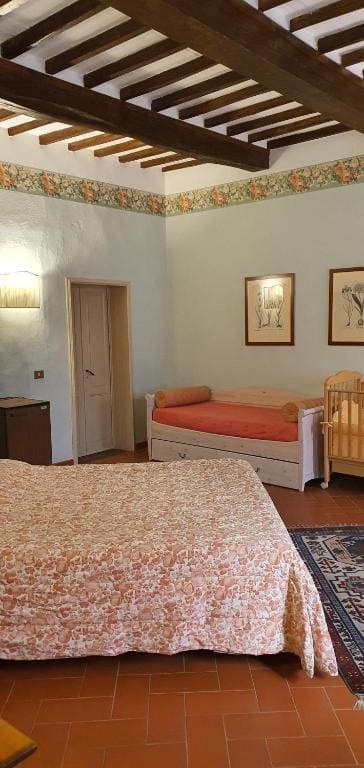 Quadruple Room with Shared Bathroom - Green Room room - Image 1