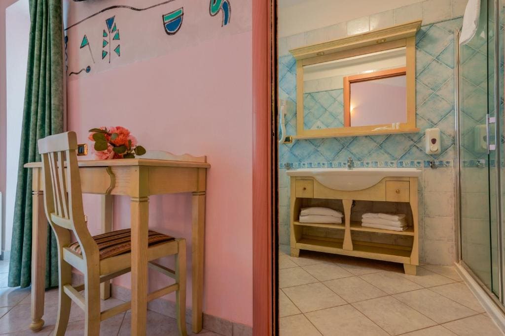Two Connecting Double Rooms room - Image 2