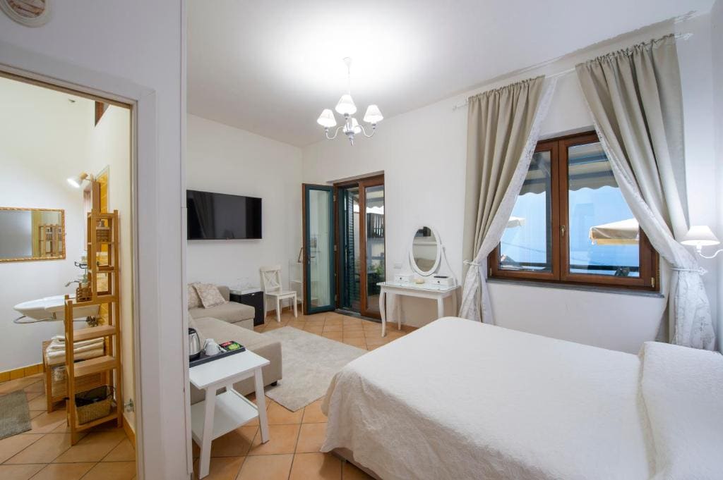 Large Double Room with Sea View room - Image 2