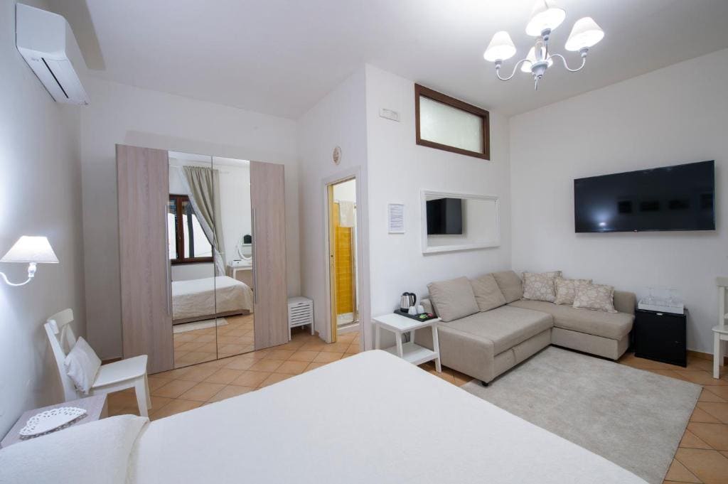 Large Double Room with Sea View room - Image 3