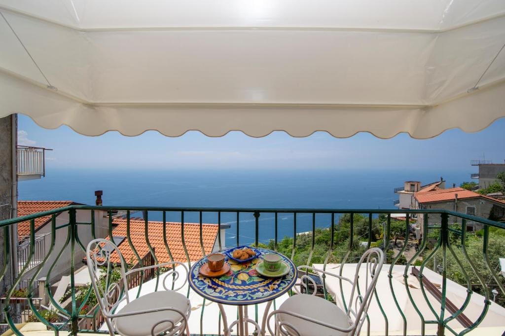 Superior Double Room with Sea View room - Image 3