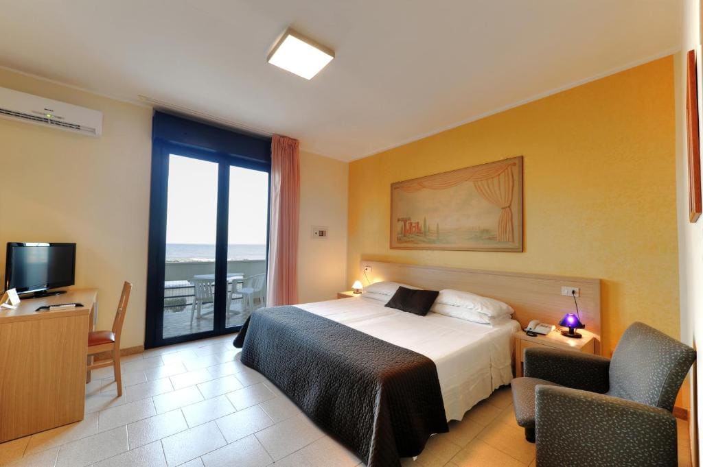 Double Room with Balcony room - Image 3