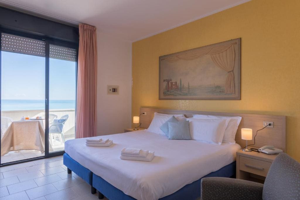 Double Room with Sea View and Balcony room - Image 3