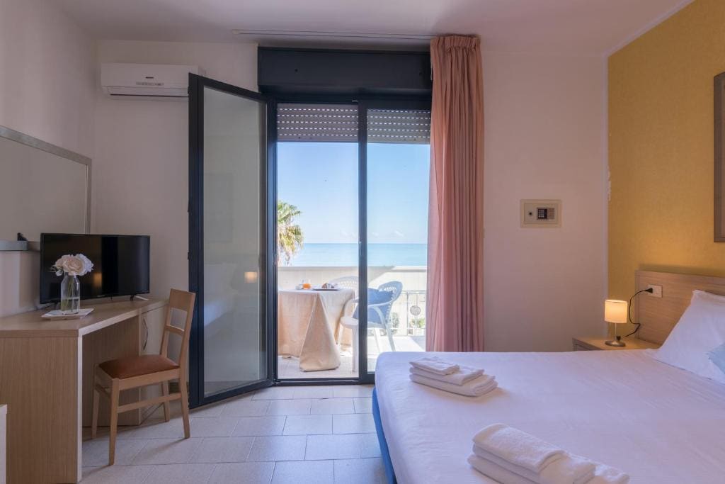 Double Room with Sea View and Balcony room - Image 1